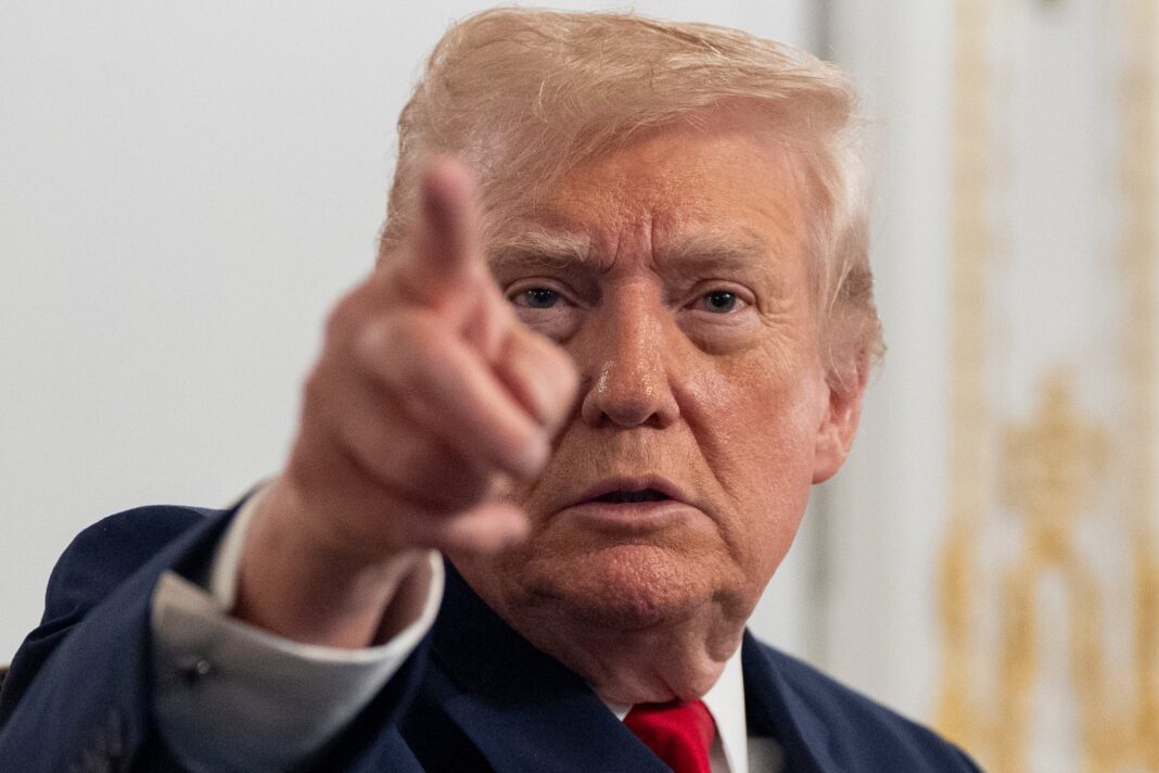 Fachada de la casa donde vivió de niño el expresidente Donald Trump en Jamaica Estates, Queens.