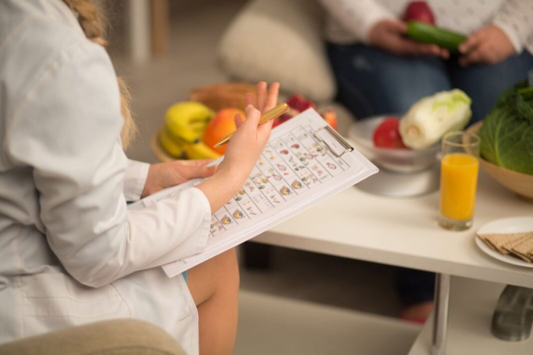 Mujer revisando una etiqueta de alimentos sin gluten en un supermercado