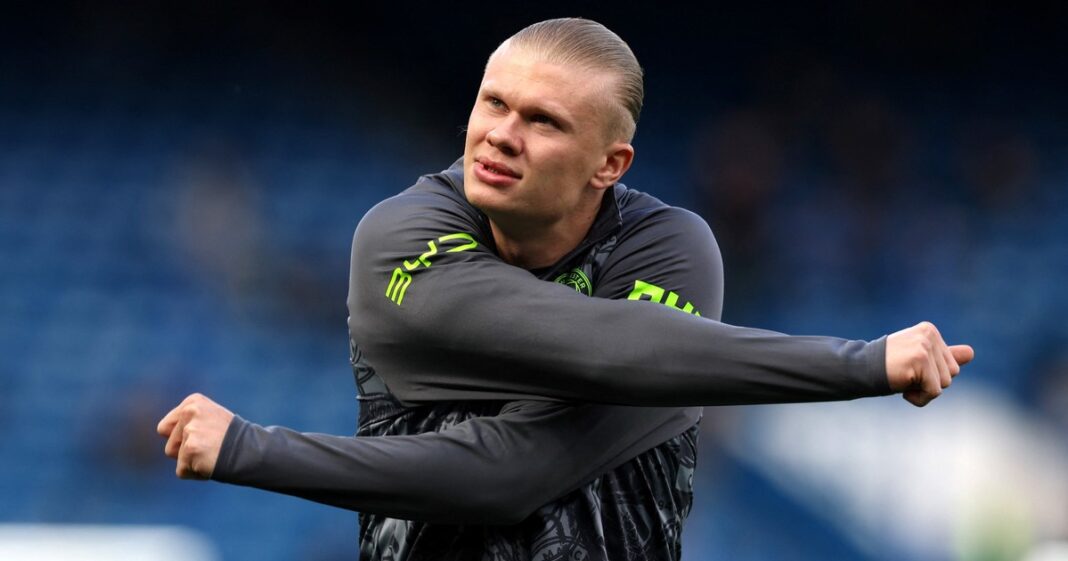 Los escudos del Chelsea y el Manchester City enfrentados, representando el partido de la Premier League.