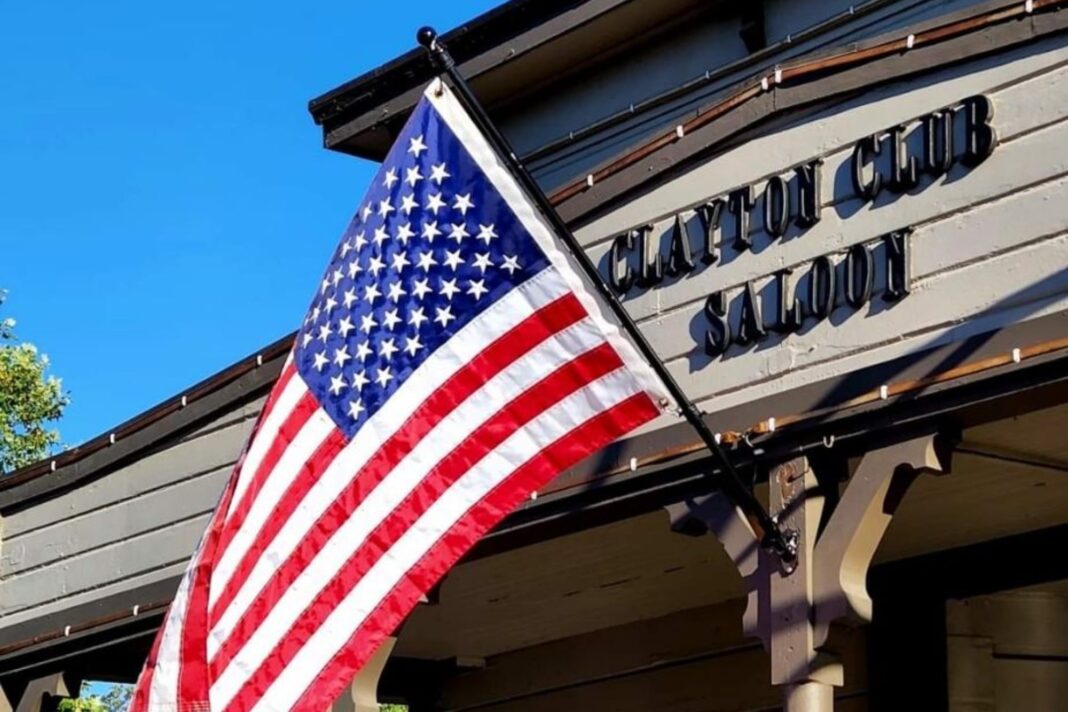Fachada del histórico Clayton Club Saloon en Clayton, California, con su estética rústica tradicional.