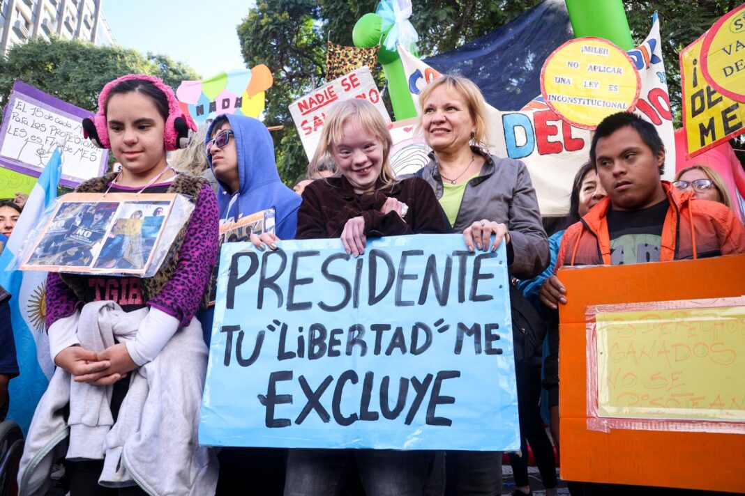 Manifestantes del colectivo de discapacidad marchando por las calles de Buenos Aires con carteles