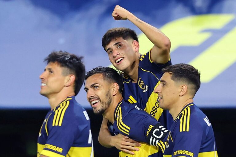Logotipos de la Copa Libertadores y la Copa Sudamericana con la bandera argentina de fondo.