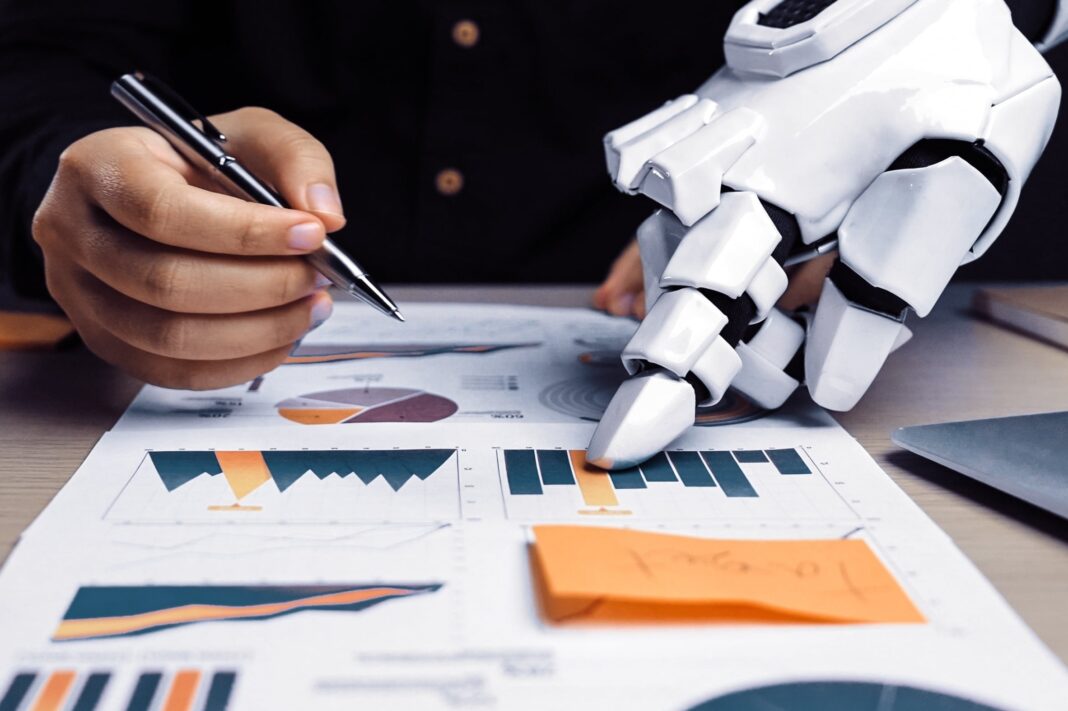 Persona escribiendo un prompt en una computadora para interactuar con ChatGPT