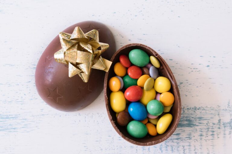 Preparación de chocolate casero para Pascua sobre una mesa con ingredientes.