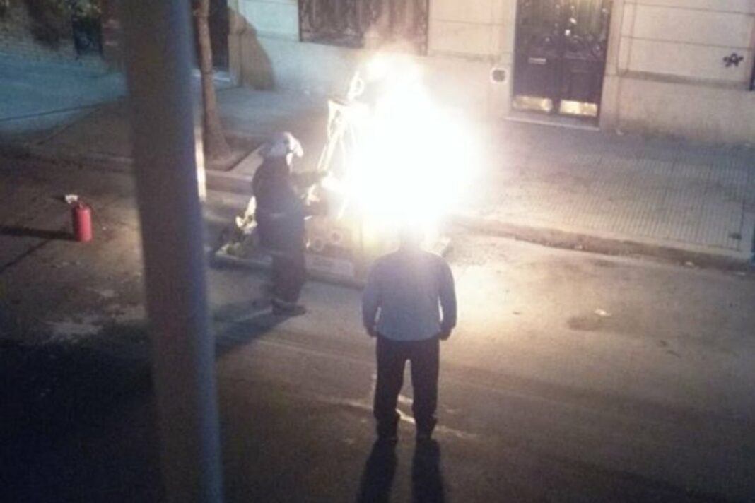 Contenedor de basura en la vía pública, barrio de San Cristóbal, Ciudad de Buenos Aires