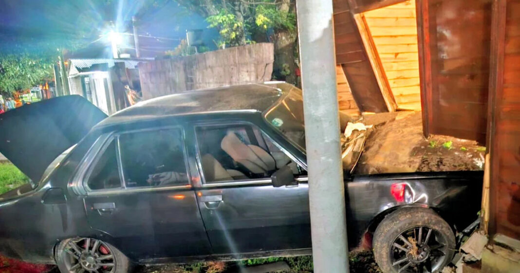 Vehículo incrustado en la pared de una casa de madera tras el accidente en Salta.