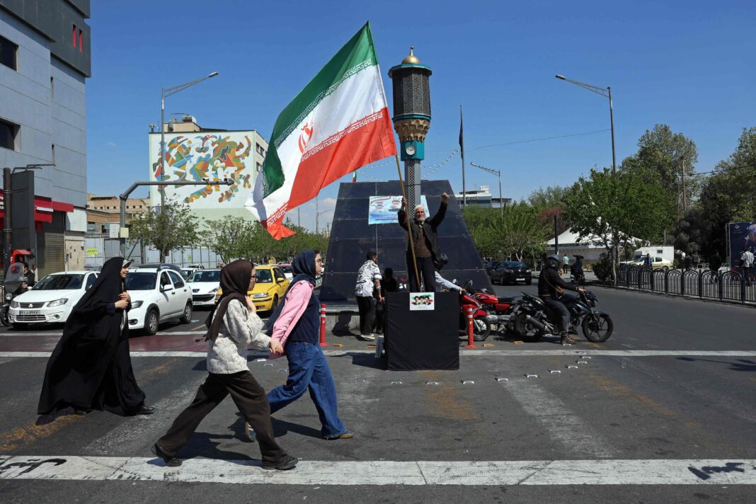 Mapa de Medio Oriente con banderas de Estados Unidos, Israel e Irán, ilustrando la zona del conflicto.