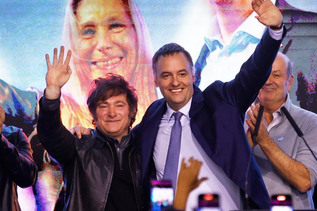 Javier Milei en conferencia de prensa con gesto serio