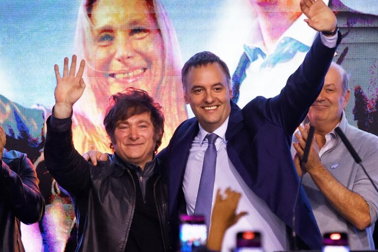Javier Milei en conferencia de prensa con gesto serio