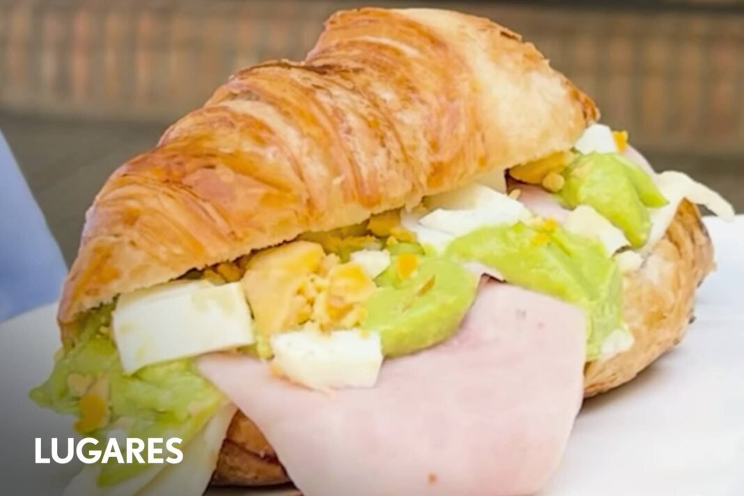 Croissants rellenos con ingredientes salados y originales en una mesa de café.