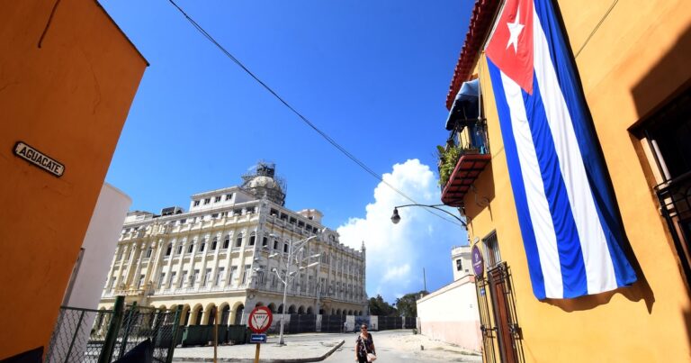 Mapa de la isla de Cuba con bandera en un fondo de análisis periodístico