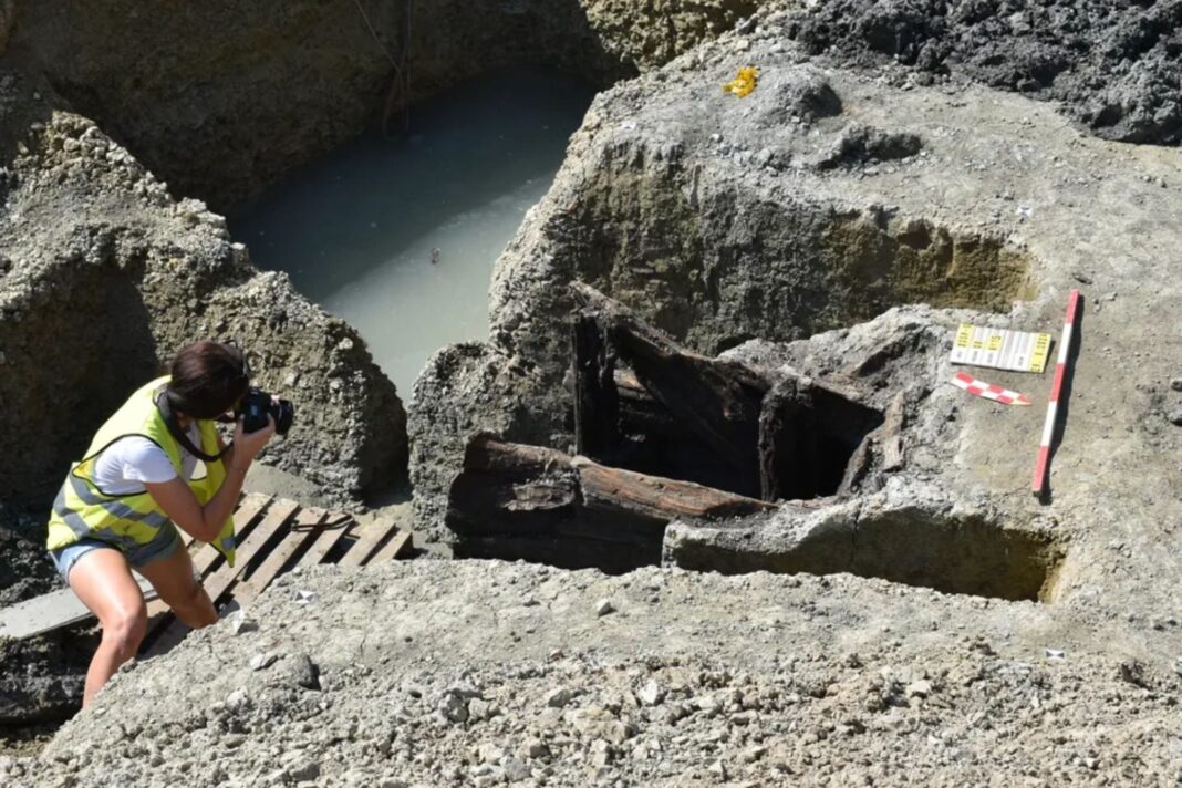 Fotografía de objetos arqueológicos, incluyendo monedas y joyas, hallados en el yacimiento de la antigua ciudad celta en la República Checa.