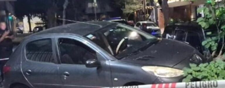Efectivos policiales en un procedimiento de seguridad en la vía pública