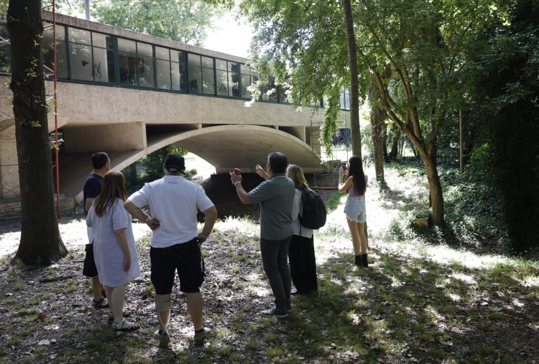 Personas realizando una visita guiada frente a un monumento histórico en Argentina