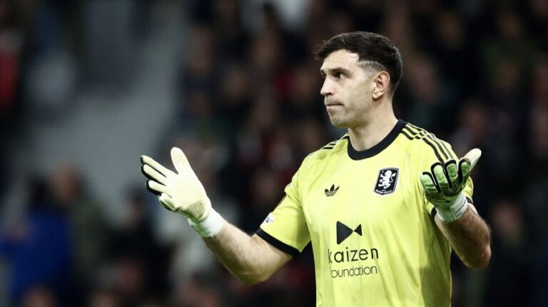 Emiliano Martínez, arquero del Aston Villa, durante un partido de la Europa League