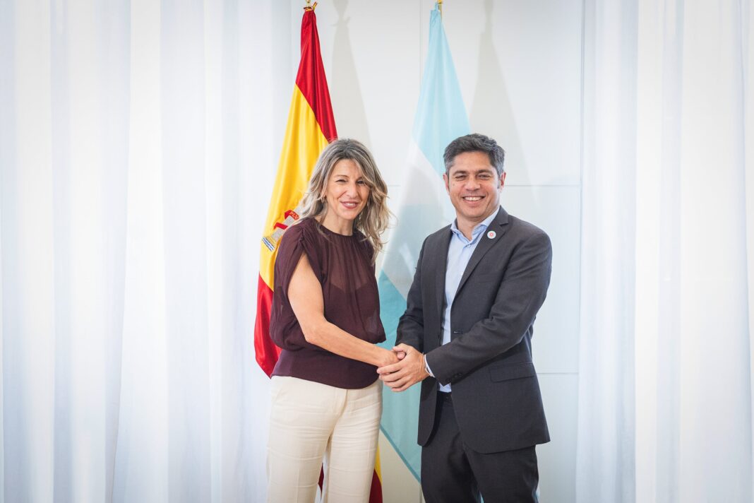 Fachada del centro de convenciones donde se realiza la cumbre internacional en Barcelona, España.