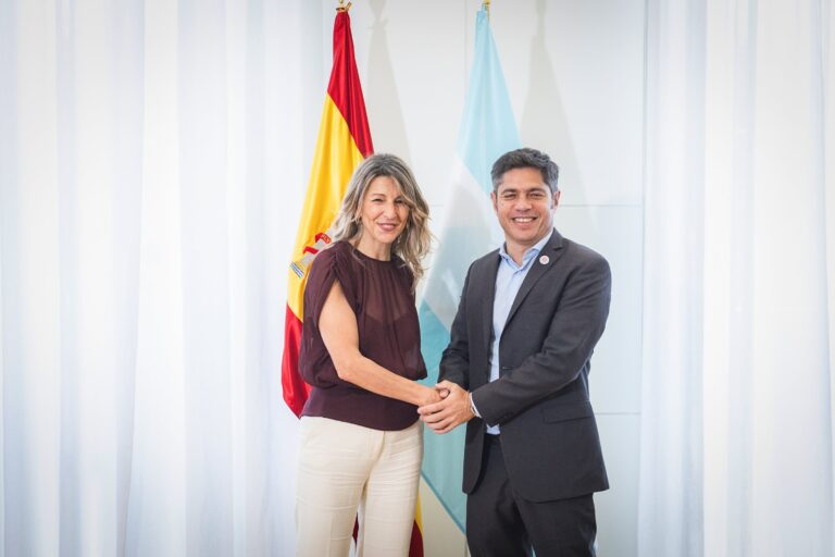 Fachada del centro de convenciones donde se realiza la cumbre internacional en Barcelona, España.