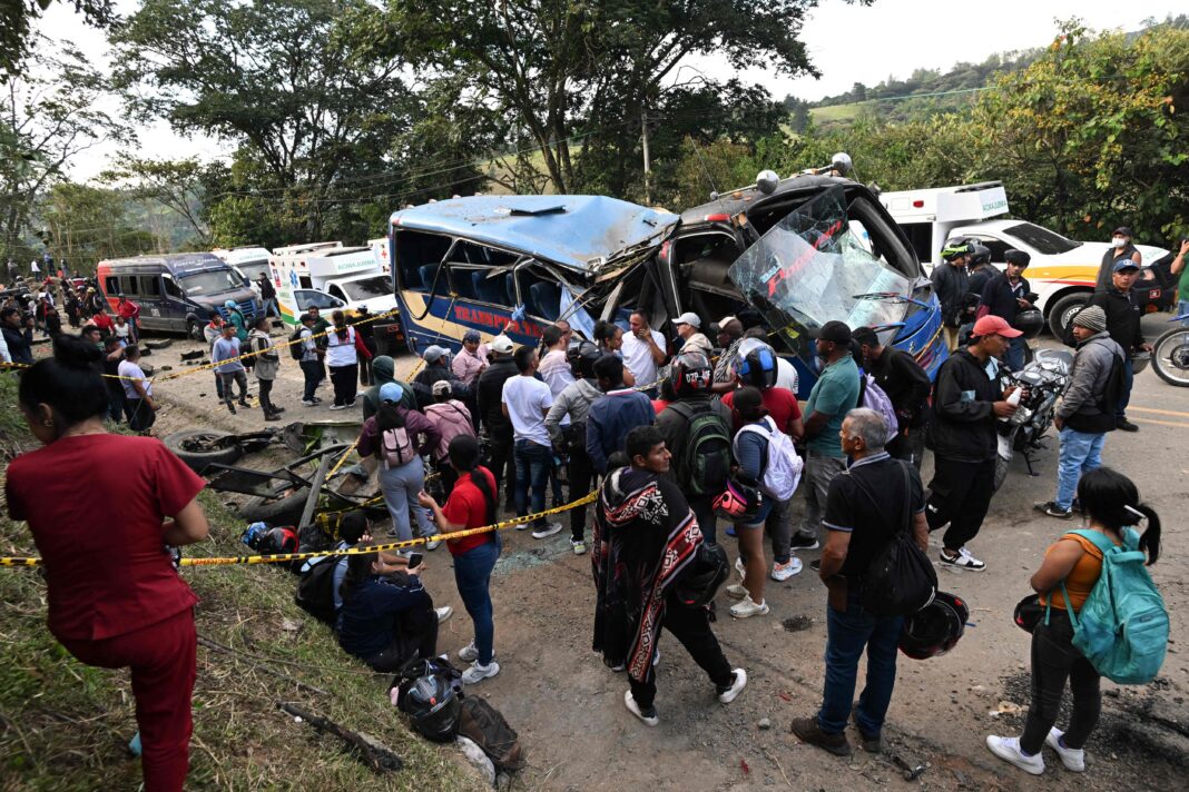 Vista de la carretera en el departamento del Cauca, Colombia, donde ocurrió el atentado con explosivos