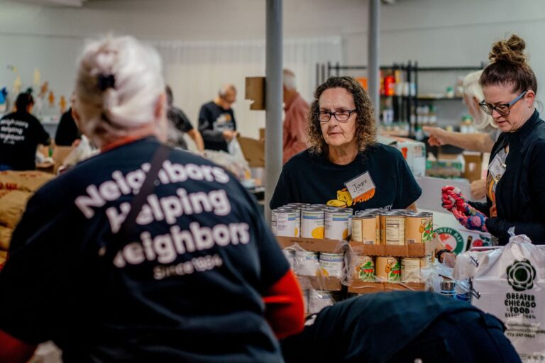 Personas recibiendo alimentos en una distribución benéfica en Nueva York