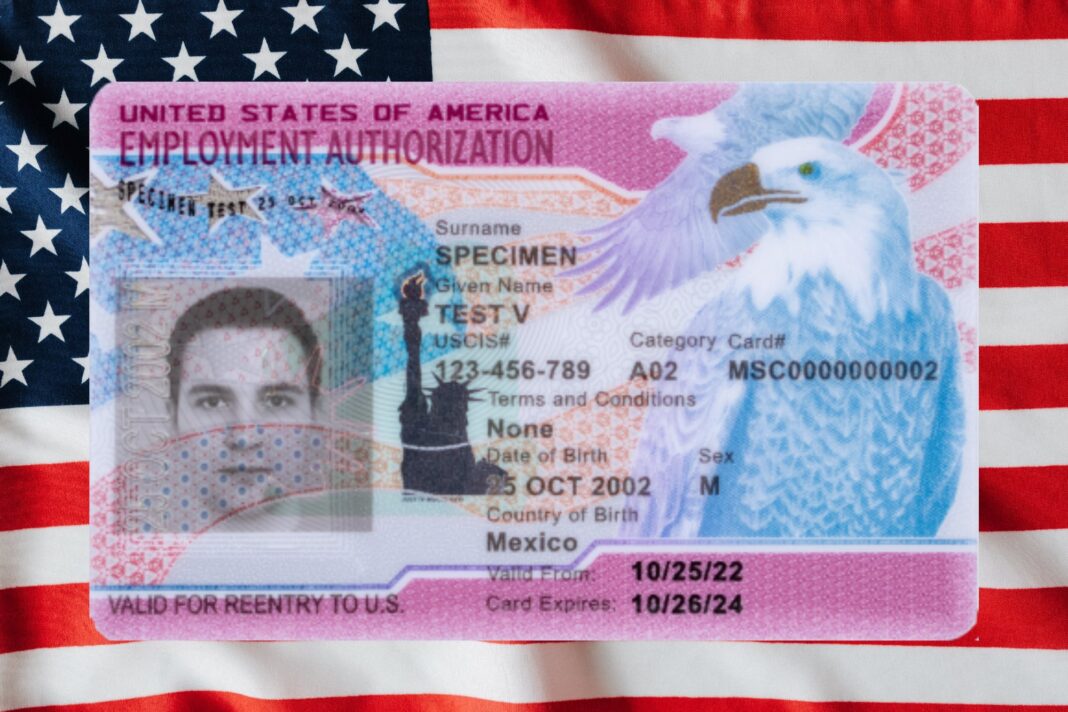 Ilustración de documentos de inmigración y un sello oficial de Estados Unidos.