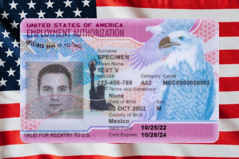 Ilustración de documentos de inmigración y un sello oficial de Estados Unidos.