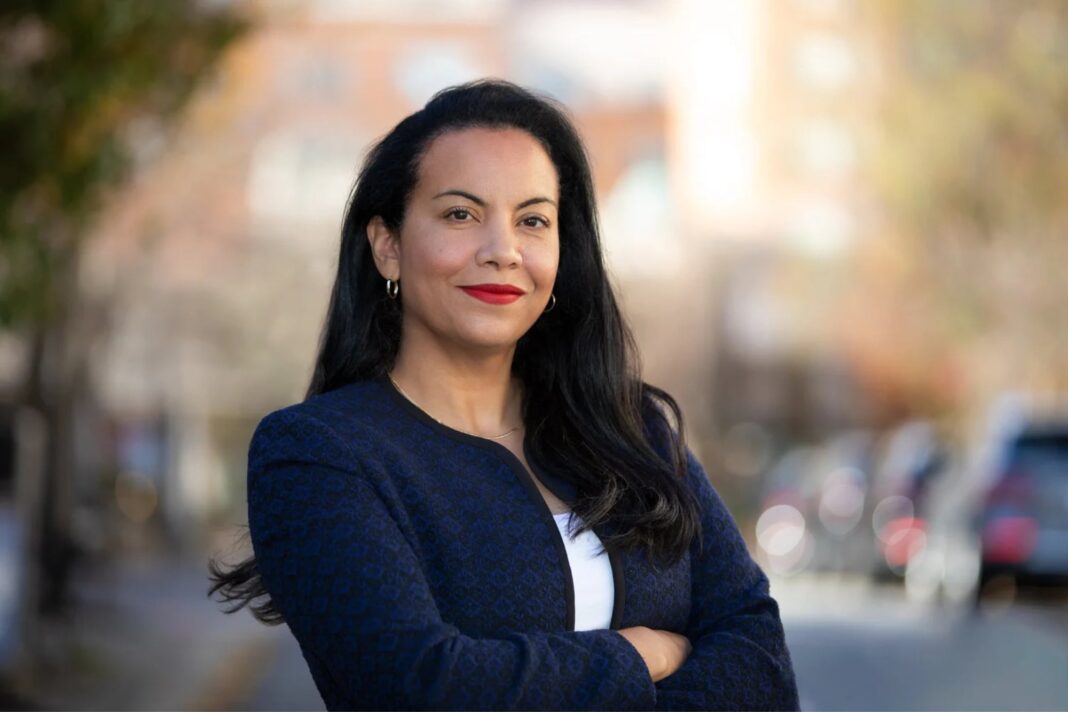 Mapa del distrito 11 de Nueva Jersey con banderas de Estados Unidos, Colombia y República Dominicana en un estilo editorial neutro.