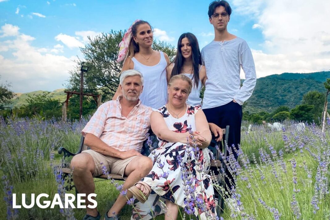 Campo de lavandas en flor en Villa General Belgrano, Córdoba, con montañas de fondo.