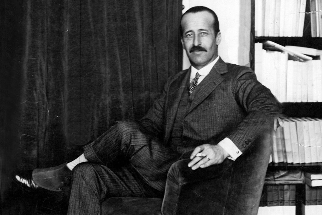 Fotografía en blanco y negro de Ricardo Güiraldes y Juan Carlos Dávalos, representantes de la literatura argentina.