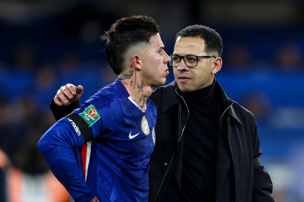 Enzo Fernández, mediocampista argentino del Chelsea, en acción durante un partido.