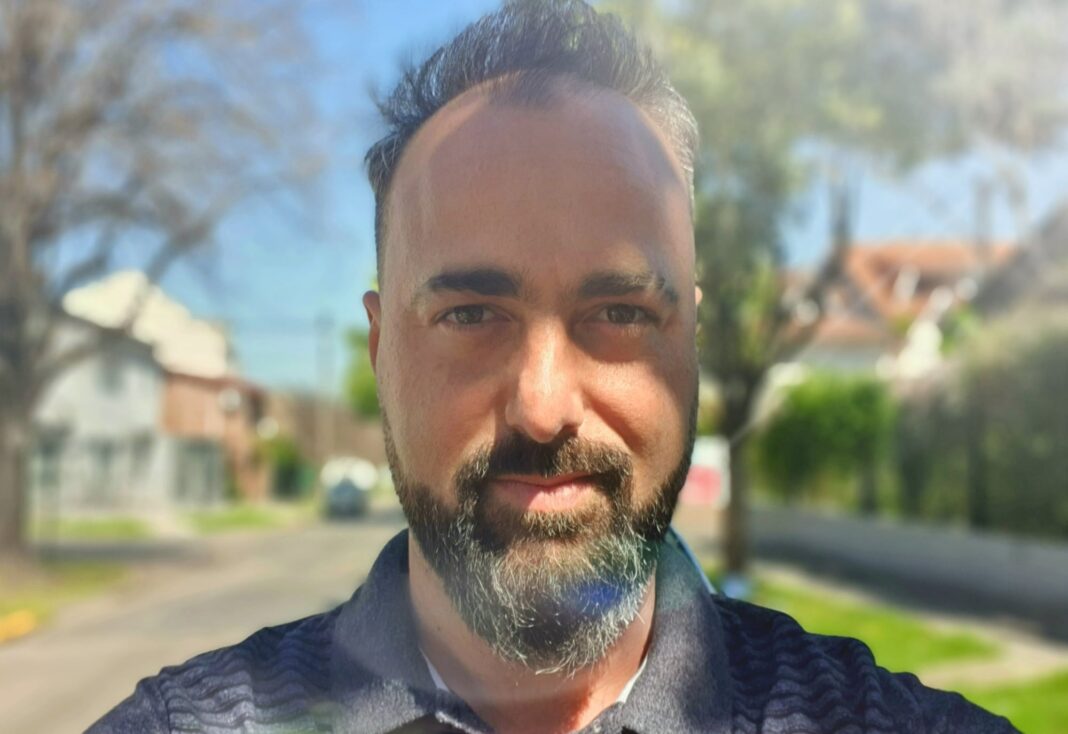 Persona reflexionando en un entorno tranquilo, simbolizando la importancia de la salud mental y el apoyo profesional