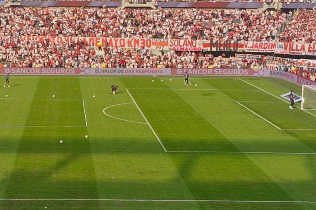 Vista aérea del campo de juego del Estadio Monumental mostrando zonas del césped deterioradas.