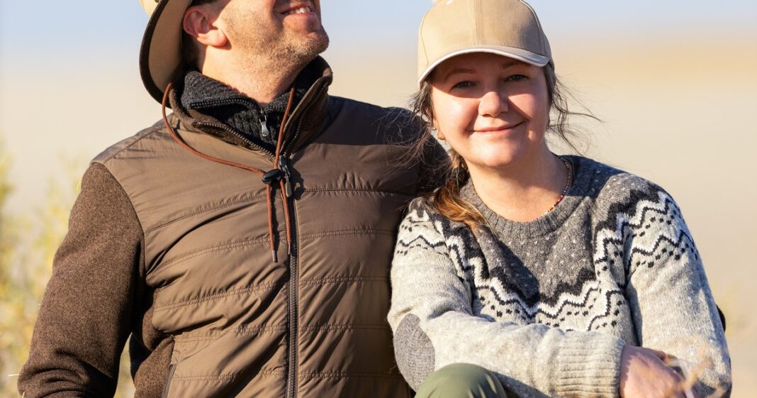 Ilustración comparativa de siluetas de un humano, un castor y una suricata, representando el estudio sobre monogamia.