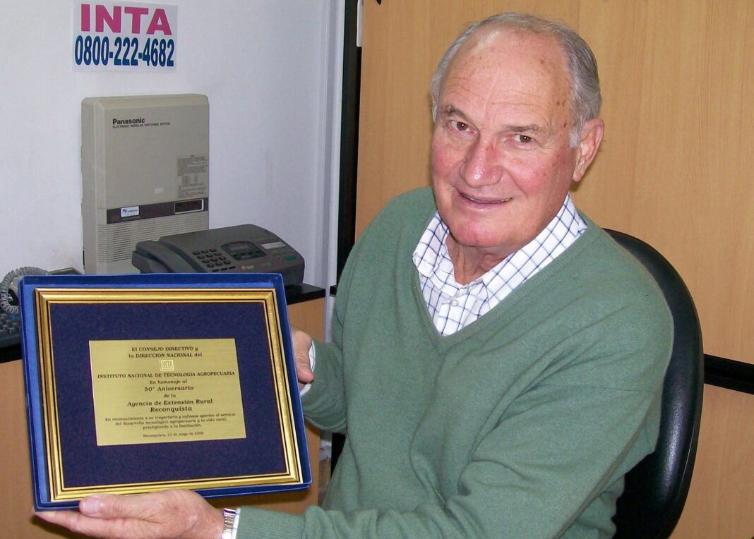 Orlando Pilatti, ingeniero agrónomo del INTA Reconquista, posando en un campo de algodón.