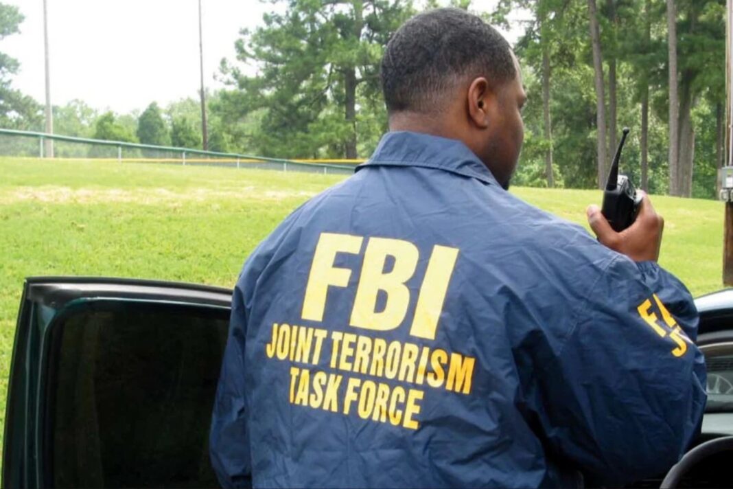 Logotipo del FBI con un sello de advertencia sobre estafas de seguridad.