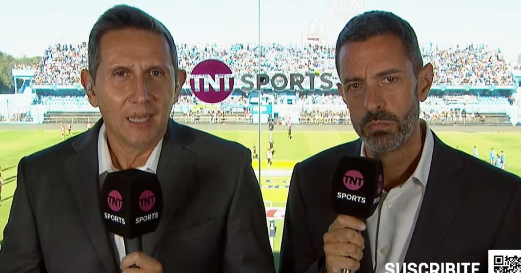 Estudio de transmisión de un partido de fútbol con periodistas deportivos trabajando.