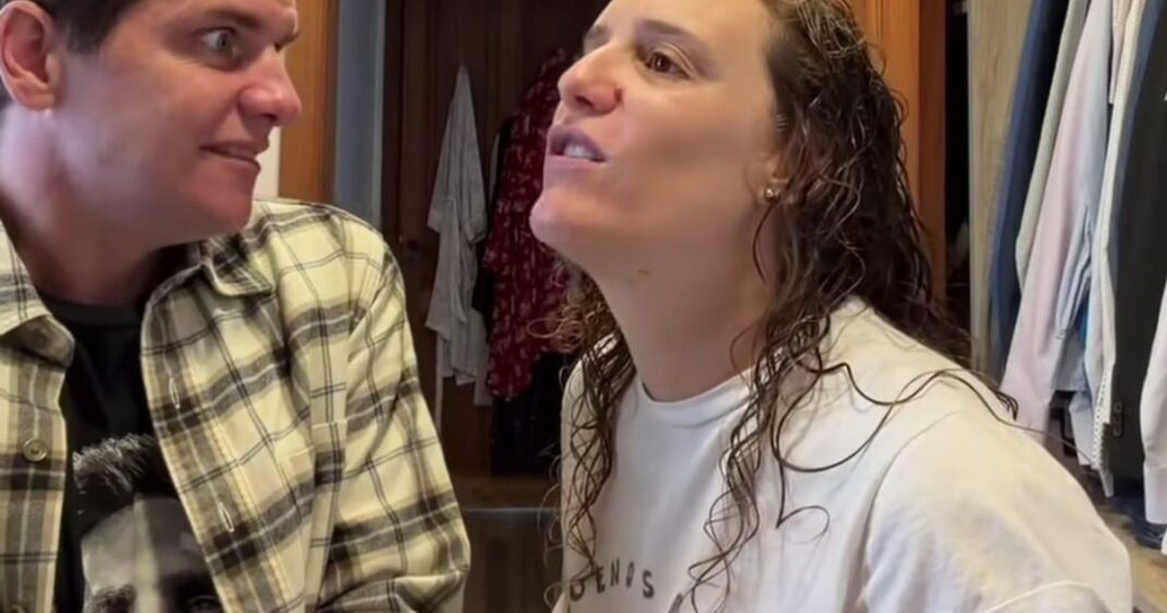 Pareja joven sonriendo mientras graba un video para redes sociales