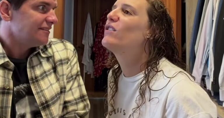 Pareja joven sonriendo mientras graba un video para redes sociales