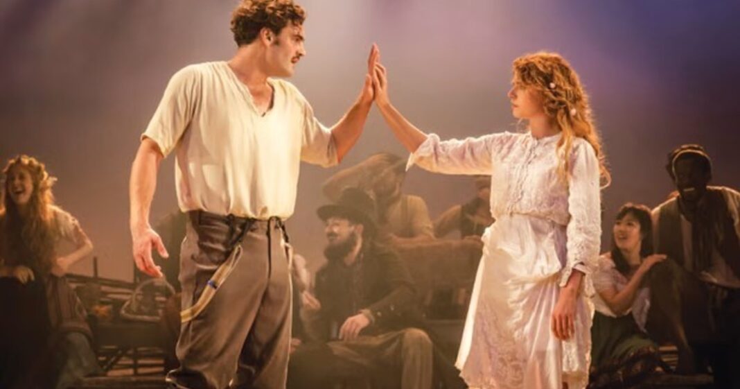 Cartel o escena de una obra del Festival Shakespeare en Buenos Aires, con público en un teatro.