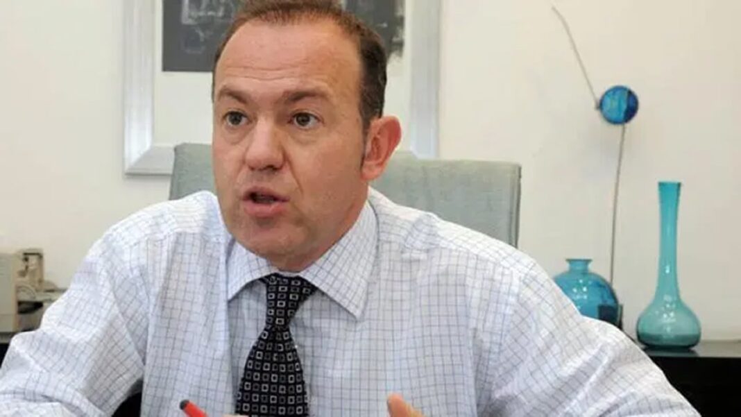 Fiscal Pedro Simón en su despacho, durante una entrevista.