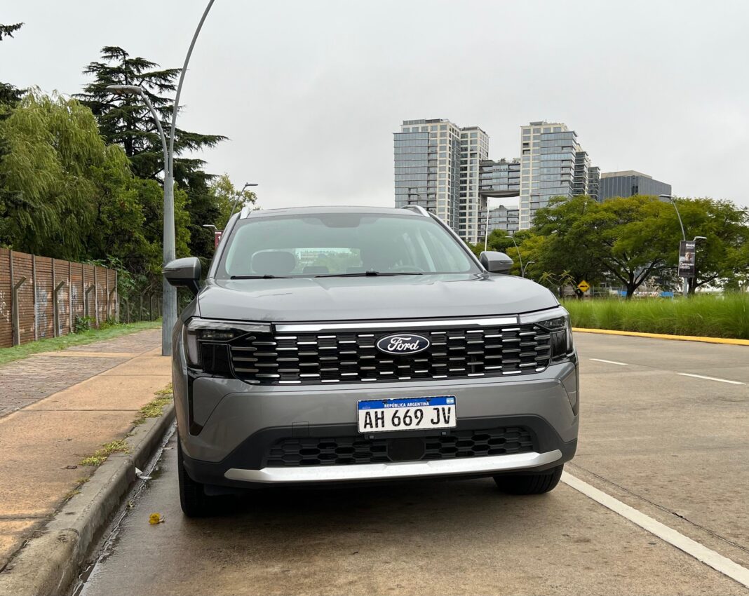 Ford Territory SUV color gris en movimiento, modelo más vendido en Argentina