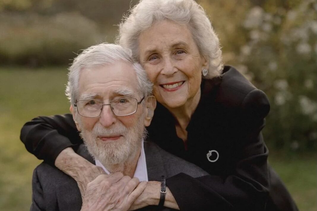 George Strausman, un hombre de 102 años, sonriendo o trabajando en una pieza de cerámica.