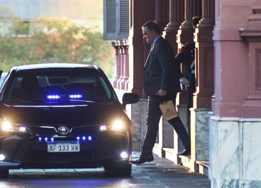 Fachada de la Casa Rosada en un día de actividad.