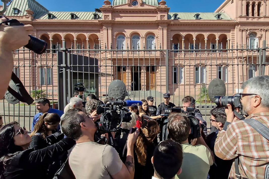 Casa Rosada con vallas y periodistas fuera del edificio