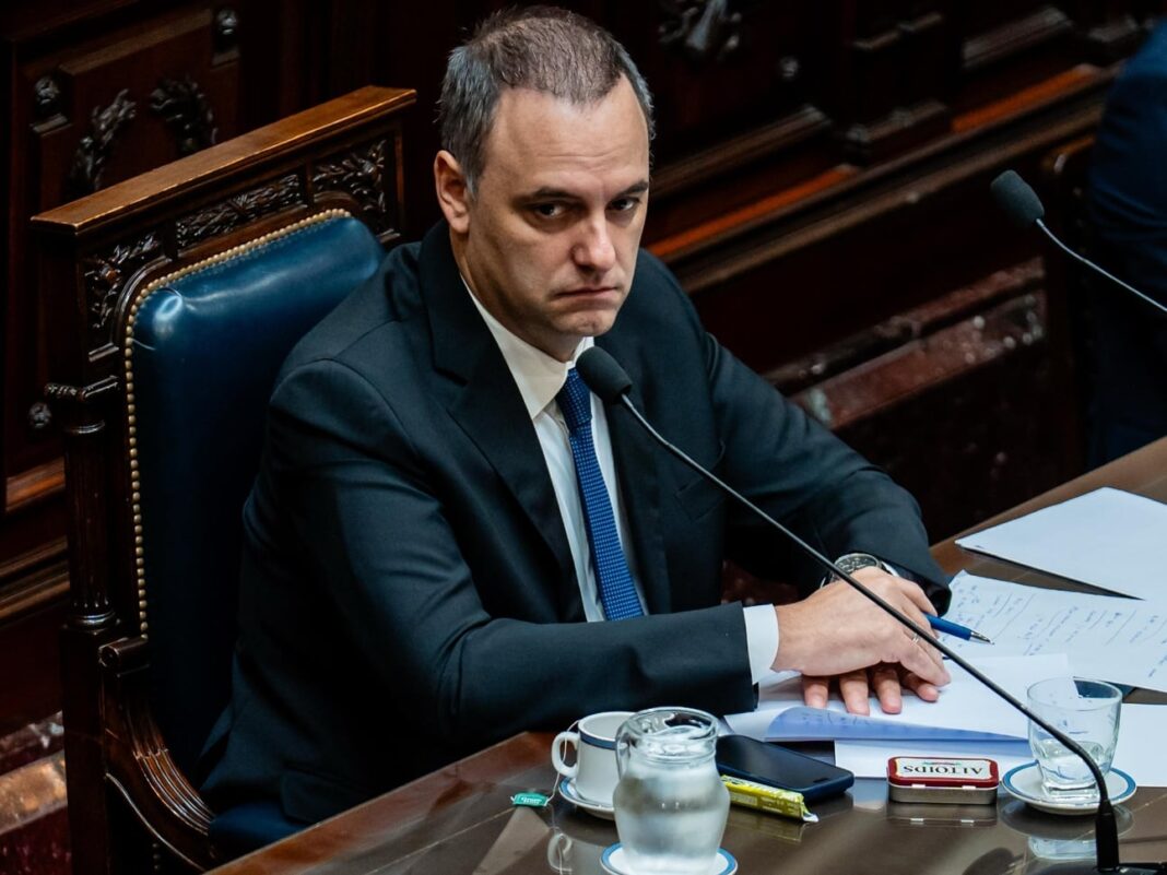 Manuel Adorni en el Congreso durante la presentación del informe de gestión