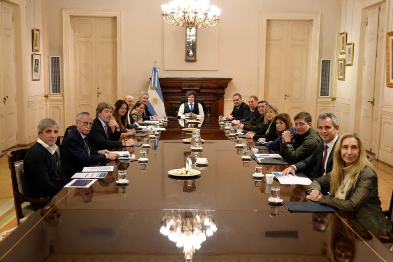 El Presidente Javier Milei y el vocero Manuel Adorni durante una reunión de Gabinete.