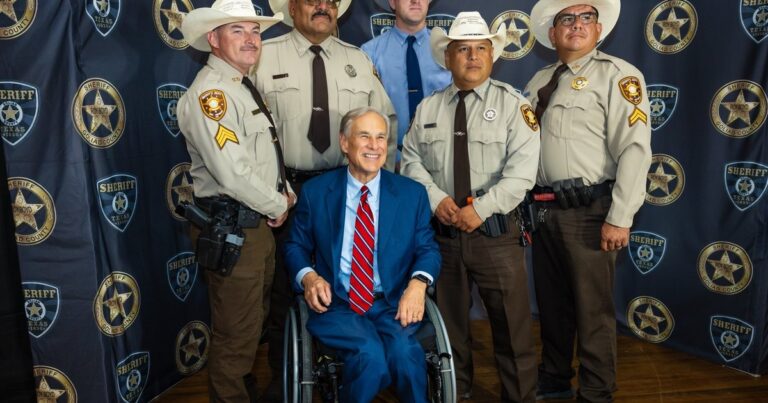 Greg Abbott, gobernador de Texas, en su despacho.