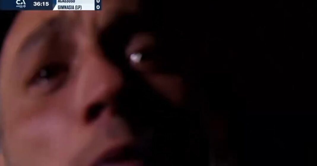 Momento en que un hincha aparece en pantalla tras tomar la cámara durante el partido de la Copa Argentina.