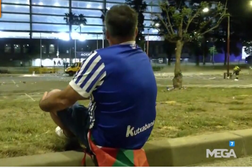 Hincha de la Real Sociedad sentado fuera del estadio La Cartuja durante la final de la Copa del Rey.