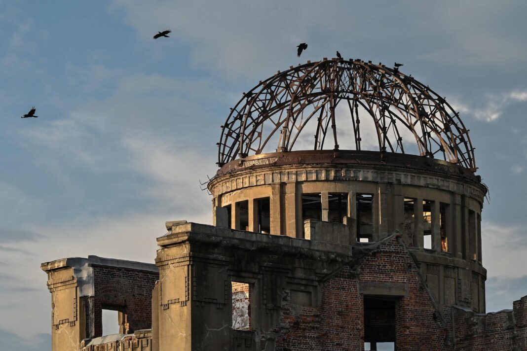 Vista del Parque Memorial de la Paz de Hiroshima con el Cenotafio y la Cúpula de la Bomba Atómica al fondo.