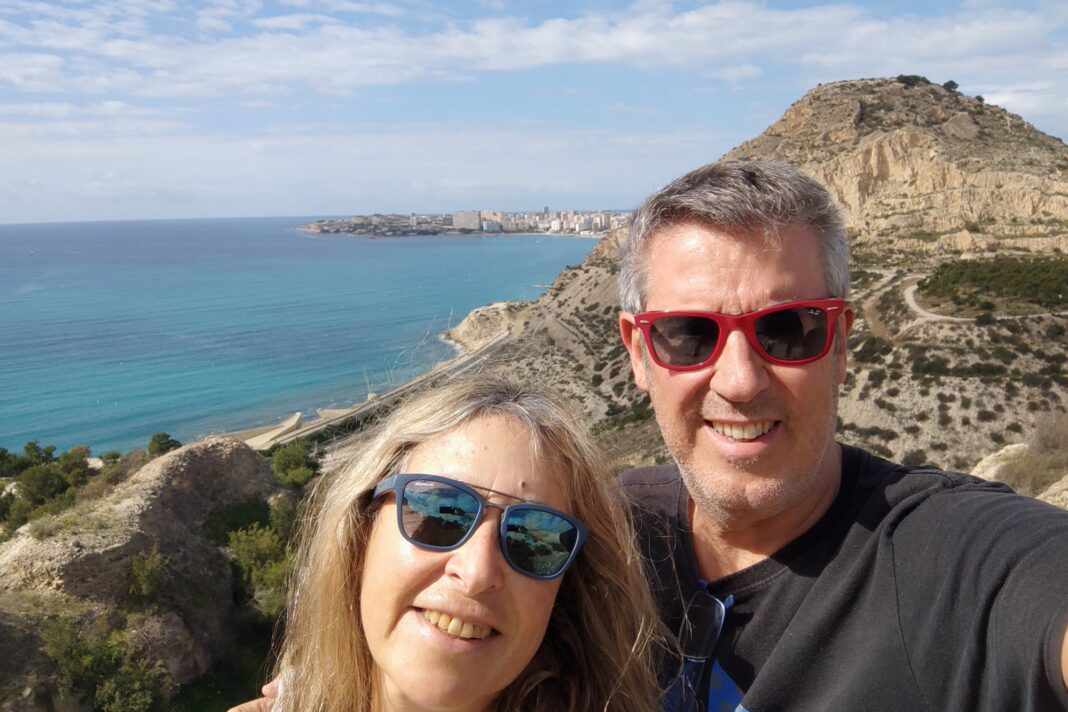 Fotografía ilustrativa de un hombre mirando un mapa o una ventana, representando la migración y nuevos comienzos.